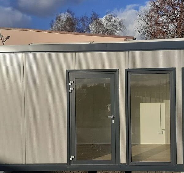 Módulo Comercial de 18m² con Aseo y Frontal Acristalado