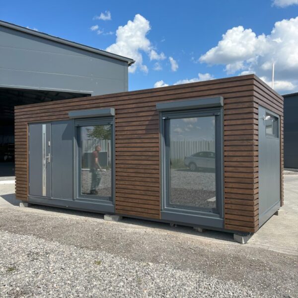 Módulo Contenedor Habitable de 21 m² con Diseño de Madera