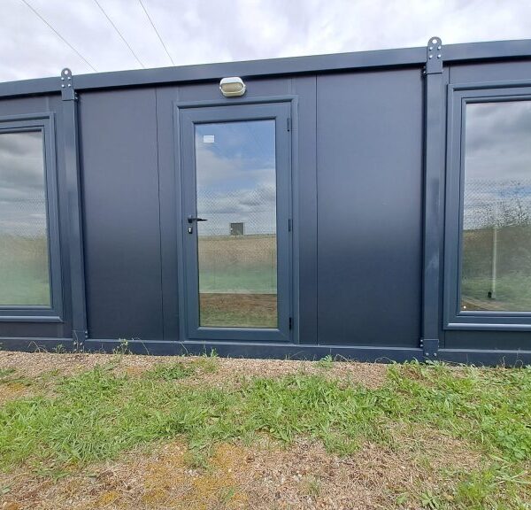 Módulo Prefabricado de 15 m² con Grandes Ventanales