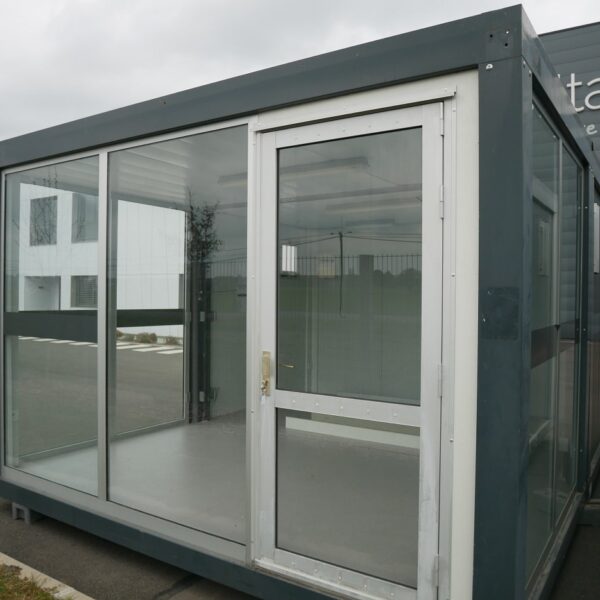 Módulo Prefabricado de 18 m² con Frontal Acristalado